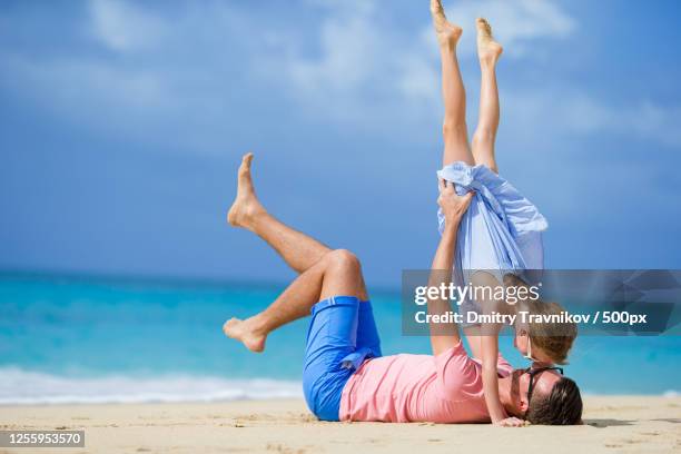 father and daughter playing on beach - girl in dress doing handstand 個照片及圖片檔