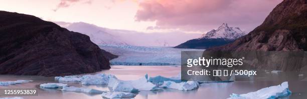 glacier landscape with hills and lake - 夏 stock-fotos und bilder
