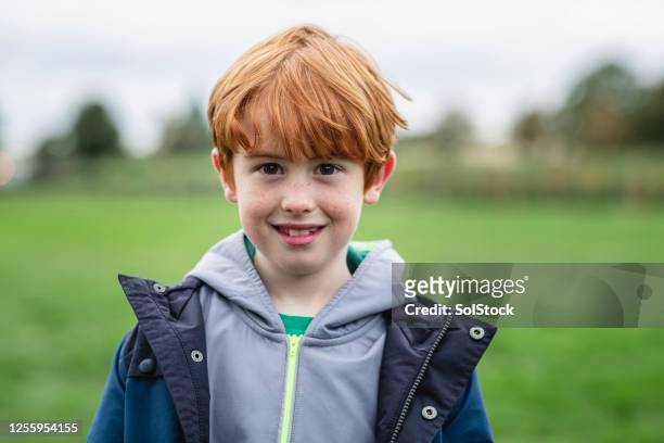 divertirse al aire libre - redhead boy fotografías e imágenes de stock