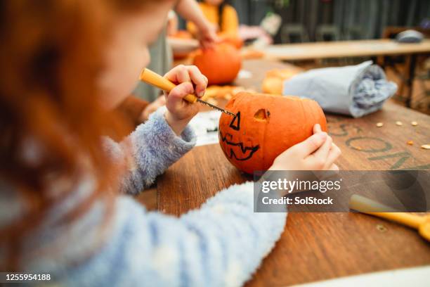 家族彫刻カボチャ - pumpkin ストックフォトと画像