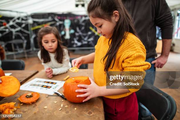 het maken van pompoen decoraties - fries stockfoto's en -beelden