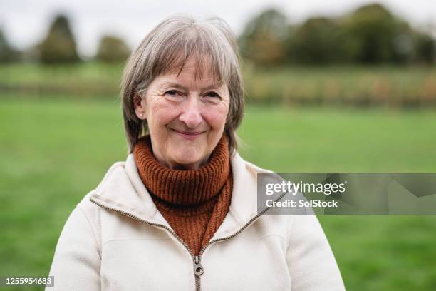 senior vrouw portret - een dag uit het leven serie stockfoto's en -beelden