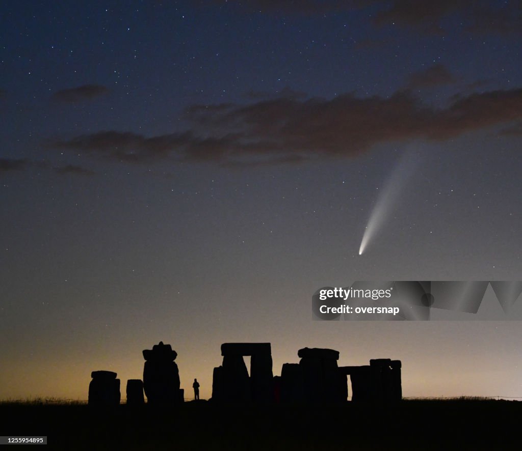 Komet Neowise über Stonehenge