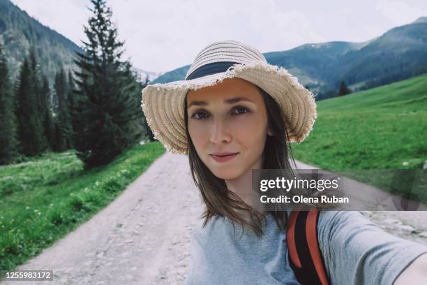 young beautiful woman in a straw hat takes a selfie - cultura polonesa - fotografias e filmes do acervo
