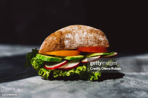 sandwich with tomatoes, lettuce, cucumbers, radishes, mozzarella and grains - large cucumber stockfoto's en -beelden