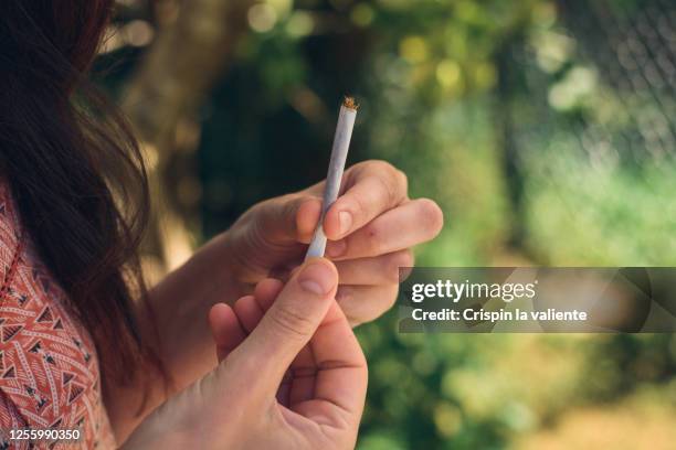 hacer un cigarrillo de tabaco a mano - cigarrillo stock pictures, royalty-free photos & images