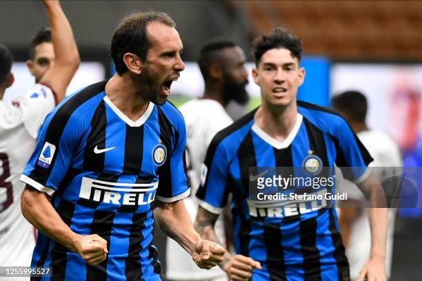 Diego Godín of FC Internazionale celebrates scoring a goal during the Serie A match between FC Internazionale and Torino FC at Stadio Giuseppe Meazza...