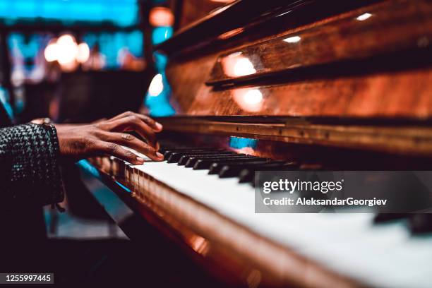 afrikanische männliche spielen schöne lied auf klavier - pianist stock-fotos und bilder