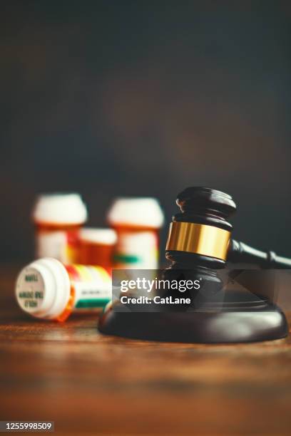 le marteau du juge avec des médicaments. faute médicale - medical malpractice photos et images de collection