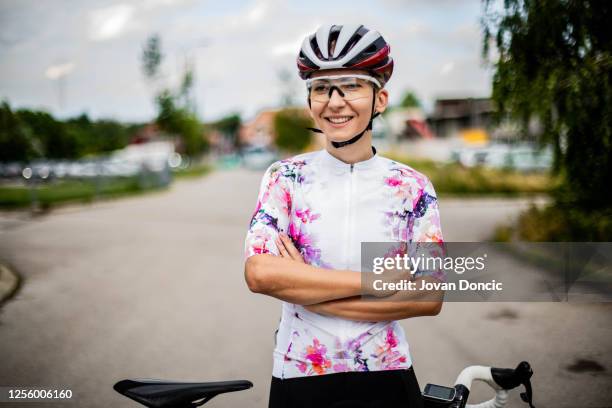 portrait of beautiful young women cycler - camisola de ciclismo imagens e fotografias de stock