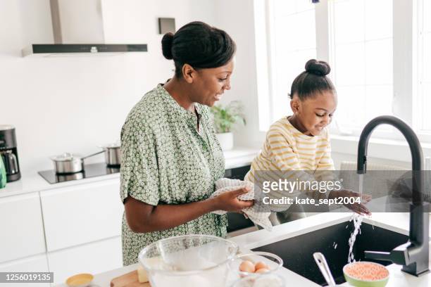 house chores for kids - family small kitchen stock pictures, royalty-free photos & images