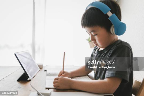 自宅でeラーニングコースを受講する男の子 - kids learning at home ストックフォトと画像