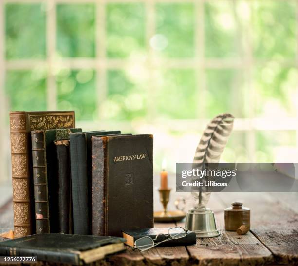 livres de cru sur une vieille table de bois - encrier photos et images de collection