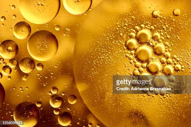 gold viscosity - oil liquid stock-fotos und bilder