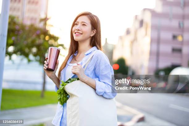 vrouw met milieuvriendelijke levensstijl - herbruikbare tas stockfoto's en -beelden