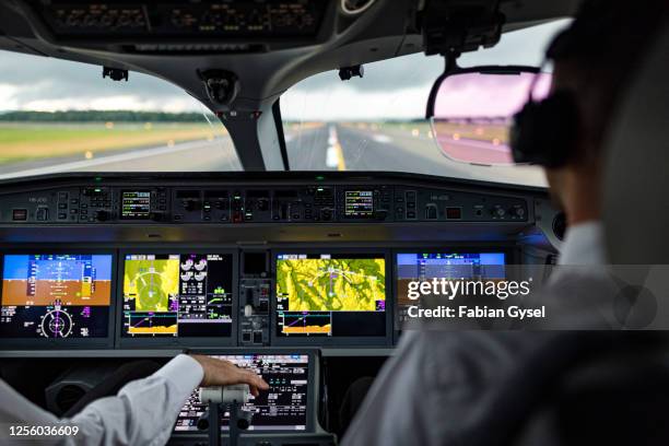 start i regnet från cockpit - cockpit bildbanksfoton och bilder