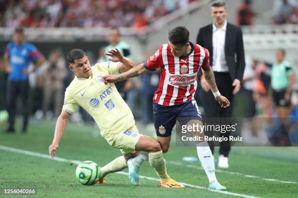 Pavel Pérez of Chivas fights for the ball with Richard Sánchez of America during the semifinals first leg match between Chivas and America as part of...
