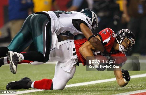 Tony Gonzalez of the Atlanta Falcons scores a touchdown against Jarrad Page of the Philadelphia Eagles at Georgia Dome on September 18, 2011 in...