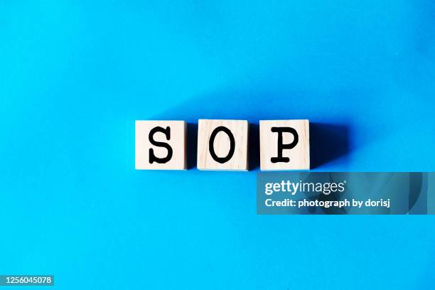 wooden toy block - sop - abbreviation - jogo de palavras imagens e fotografias de stock
