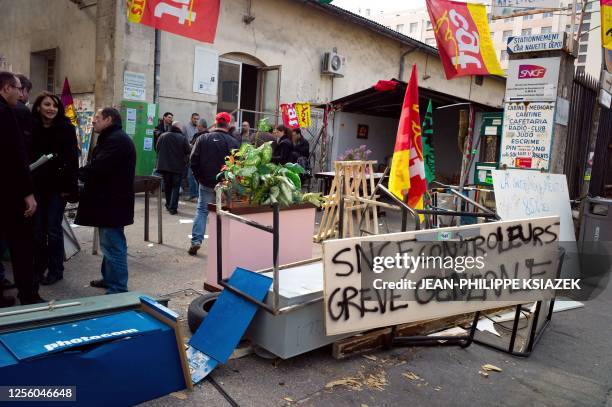 Photo prise le 15 avril 2010 à la gare Perrache à Lyon, d'un piquet de grève des cheminots et contôleurs de la SNCF. Les cheminots des régions de...