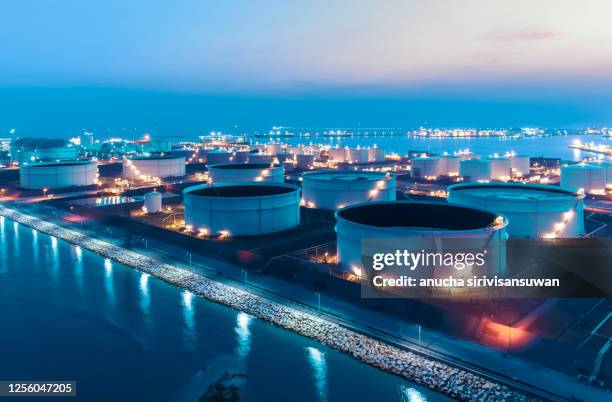 aerial view oil tank, oil refinery at night, thailand. - industria petrolchimica foto e immagini stock