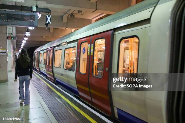 Train at Gloucester Road London underground station.