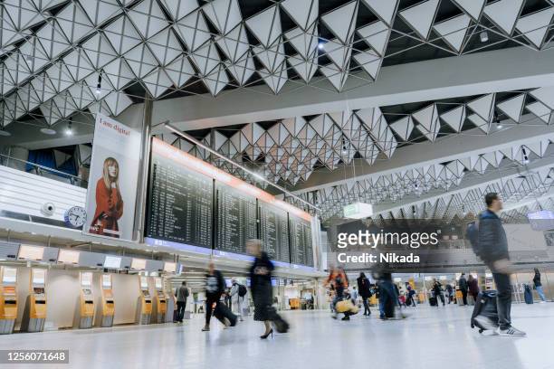 vista interna dell'aeroporto di francoforte, germania - aeroporto internazionale di francoforte foto e immagini stock