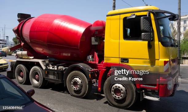 greece - cement mixer truck - betonmischmaschine stock-fotos und bilder