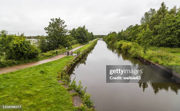 looking along the leigh branch of the leeds liverpool canal - leeds canal stock pictures, royalty-free photos & images