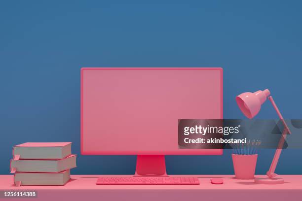 concepto de e-learning, pantalla de ordenador con texto de e-learning en el escritorio - desk lamp fotografías e imágenes de stock