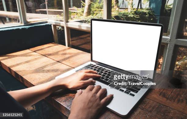 laptop computer blank white screen on table in cafe background. laptop with blank screen on table of coffee shop blur background. - laptop imagens e fotografias de stock