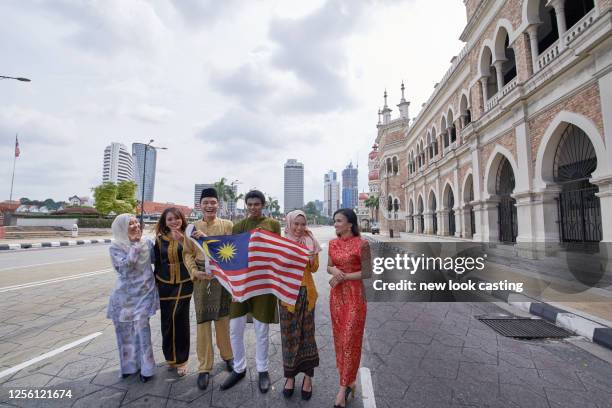 etnico malese con abbigliamento tradizionale in merdeka square kuala lumpur - malaysia independence day foto e immagini stock