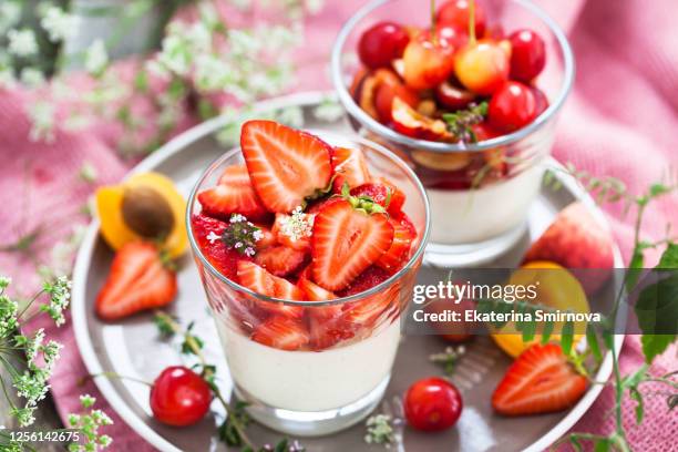 delicious italian dessert panna cotta with fresh summer strawberries - soirée mousse stock-fotos und bilder