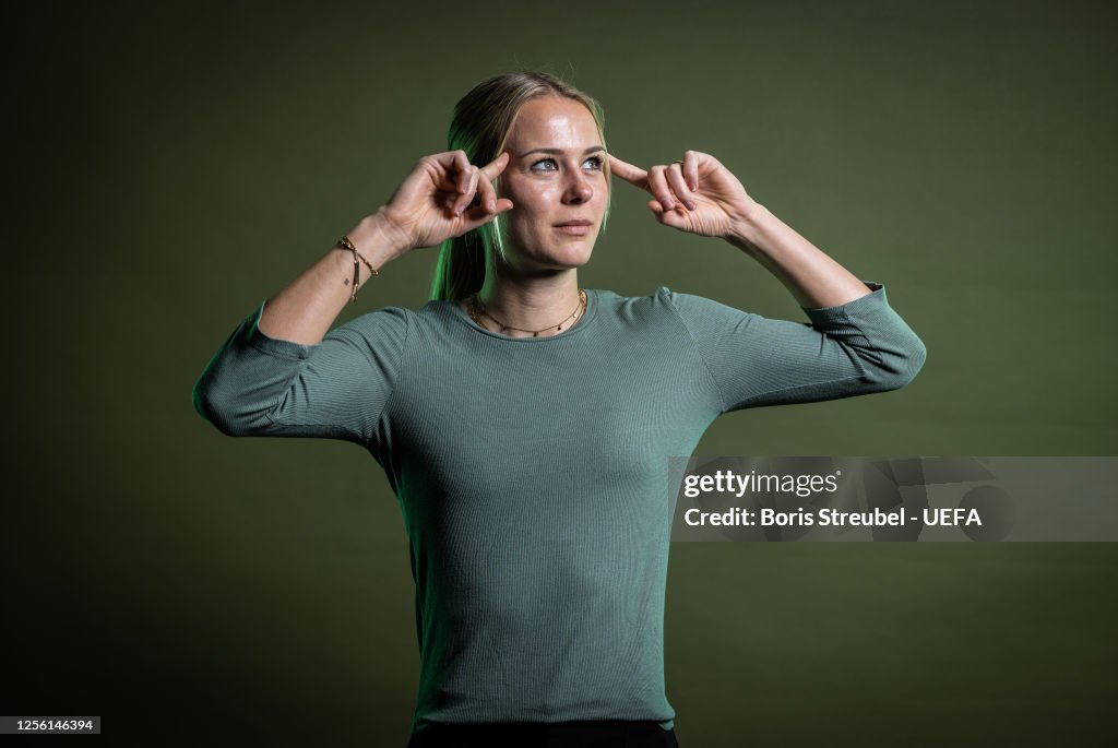 Merle Fromms Goalkeeper Merle Frohms of VfL Wolfsburg poses during the UEFA... News ...