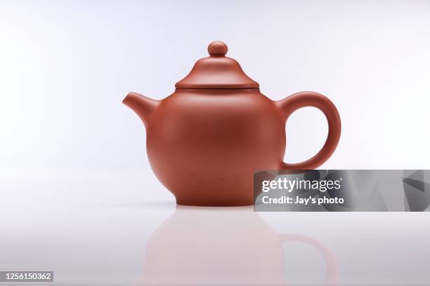 brown clay teapot on white white background, studio shot. - theepot stockfoto's en -beelden