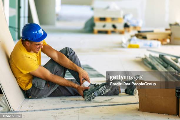 work injury - building site accidents imagens e fotografias de stock