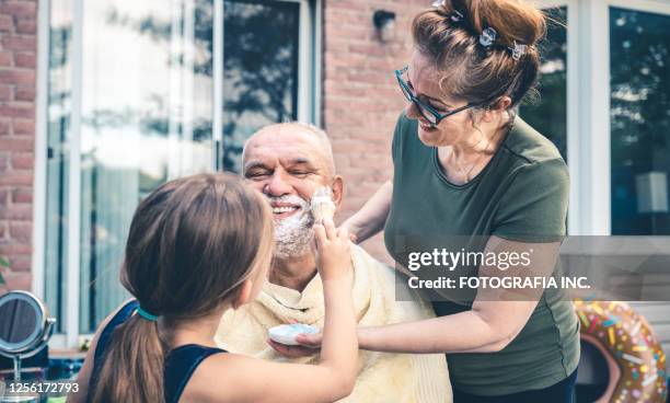 papá, mamá e hija en casa acicalamiento - shaving brush fotografías e imágenes de stock