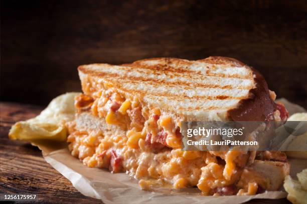 gegrilde pimento kaas sandwich - pimientos stockfoto's en -beelden