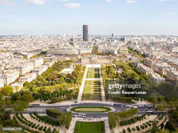 champ-de-mars, tour montparnasse, and paris cityscape from the eiffel tower - tour montparnasse photos et images de collection
