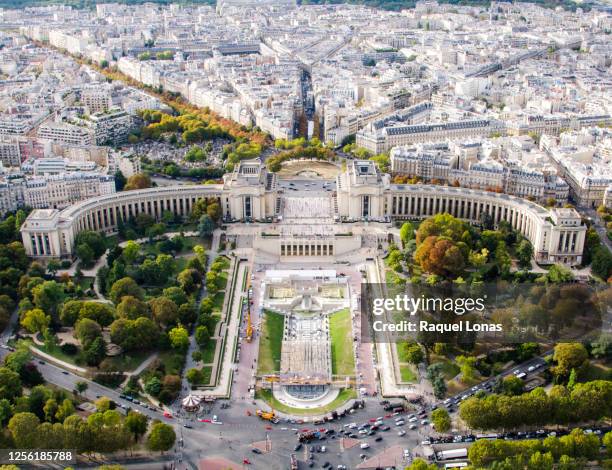 palais de chaillot, jardins du trocadero, and the place du trocadero from the eiffel tower - palais de chaillot stock pictures, royalty-free photos & images