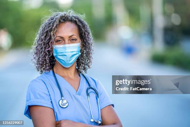 profesional médico afroamericano - nurse with mask fotografías e imágenes de stock