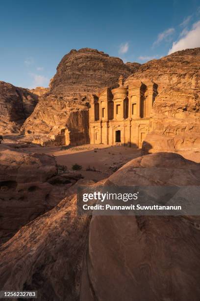 the monastery or ad deir in petra ruin and ancient city of nabatean kingdom at sunset, jordan, arab - petra jordan stockfoto's en -beelden