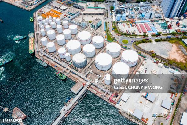 vista aérea do tanque de armazenamento de petróleo e aço do gasoduto - tanque de combustível tanque de armazenamento - fotografias e filmes do acervo