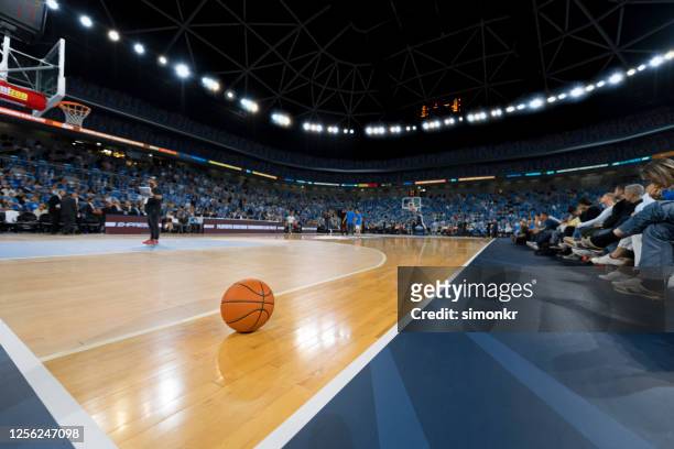 basketbal op hof - basketball ball stockfoto's en -beelden