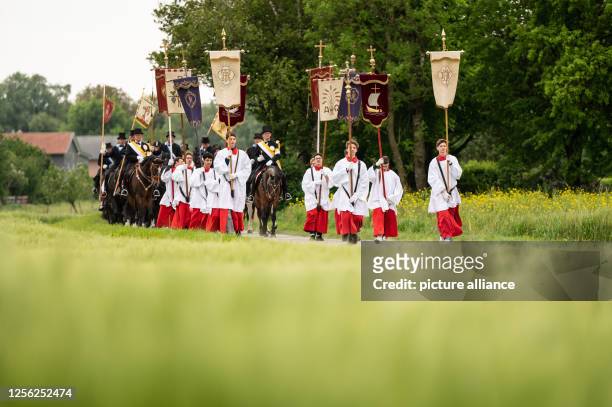 May 2023, Baden-Württemberg, Weingarten: Altar boys and blood riders take part in the equestrian procession. The Blood Ride is Europe's largest...