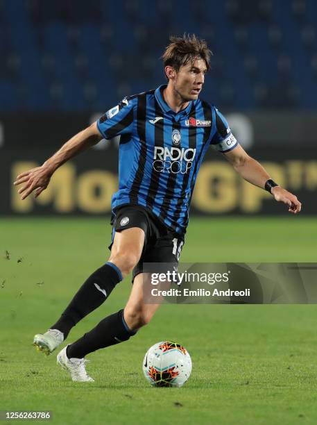 Marten De Roon of Atalanta BC in action during the Serie A match between Atalanta BC and Brescia Calcio at Gewiss Stadium on July 14, 2020 in...