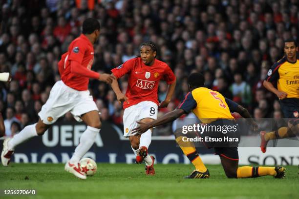 Anderson of Manchester United in action during the UEFA Champions League semi final first leg match between Manchester United and Arsenal at Old...