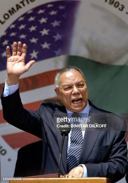 Secretary of State Colin Powell greets Bulgarians, as he speaks at Sofia's Battenberg Square, 15 May 2003. Powell pays a one-day short visit to...