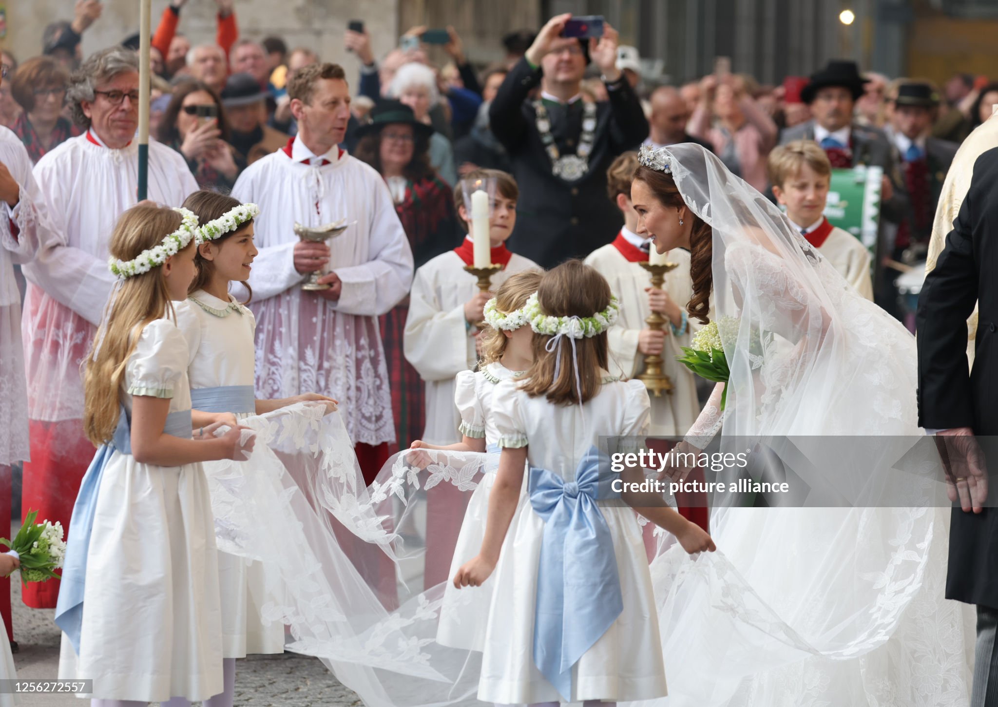 20-may-2023-bavaria-munich-the-bride-sophie-alexandra-evekink-talks-to-the-flower-children.jpg