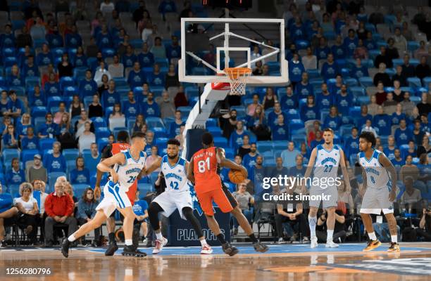 joueurs de basket-ball chassant pour la bille - match basket photos et images de collection